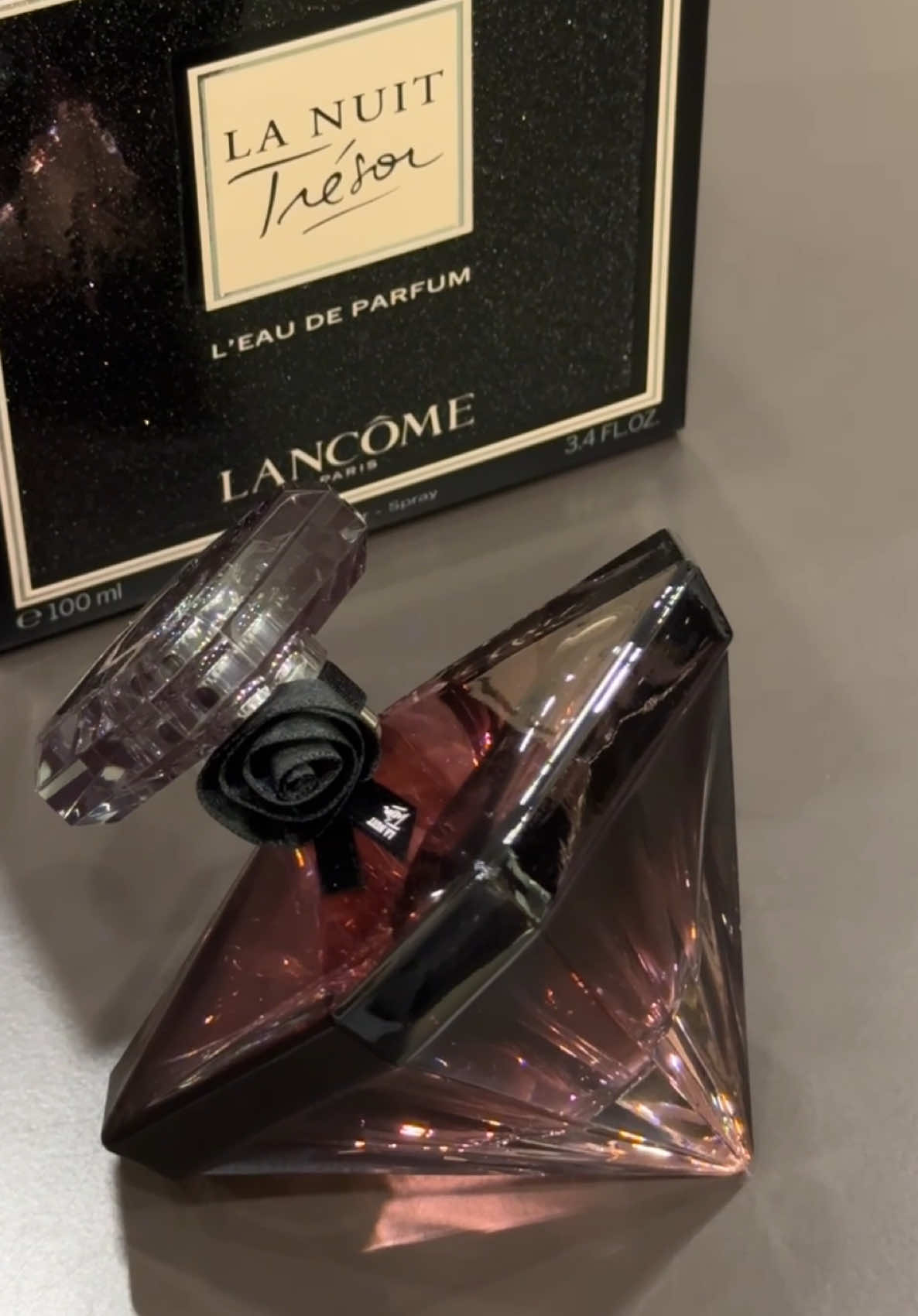 Lancôme La Nuit Trésor - Hương thơm ngọt lịm, ấm nồng và đầy bí ẩn, như một lời mời gọi không thành tiếng giữa lòng đêm cháy bỏng, nơi những ánh nhìn chạm nhau và thiêu rụi khoảng cách, nàng xuất hiện - lấp lánh như viên kim cương đen. 💎 #annora #annoravn #lancome #lanuit #tresor #lanuittresor #unboxing#unboxing #perfumetiktok #asmr #fyp #review #beauty #nuochoa #nuochoachinhhang #nuochoanam #nuochoanu #xuhuongtiktok #viral