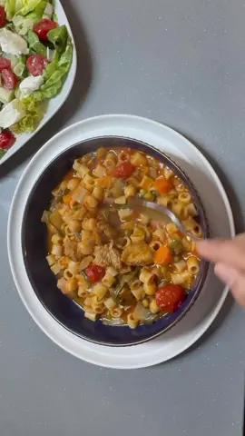 Pâtes à la tunisienne partie 1 On peut avec les mêmes ingrédients obtenir un genre de mélange de légumes en sauce qu’on peut manger avec du pain ou bien avec du riz  j’ai eu une petite remarque on m’a dit que j’ai mis beaucoup plus de légumes que de pâtes il faut qu’il y ait plus de pâtes que de légumes !!! c’est une première pour moi je ne l’ai jamais fait auparavant. Donc si vous le souhaitez mettez un peu moins de légumes au niveau de la quantité mais il faut qu’il y ait aussi beaucoup plus d’épinards 💪😊 au niveau du goût, c’est la même chose. Personnellement j’ai beaucoup aimé les enfants aussi 👌 🍁ingrédients🍁 ▪️ une botte de blette ou épinards  ▪️3 carottes 🥕  ▪️ viande d’agneau ou bien du poulet ou autre ▪️ un gros oignon, coupé finement ▪️ sel, poivre et paprika ▪️2 grandes cuillères de tomates 🍅 concentrées  ▪️ un bol de sauce tomate ▪️ des tomates cerises (facultatifs) ▪️ un paquet de pâtes #food #fyp #pâte #pasta #patetunisienne #pourtoi 