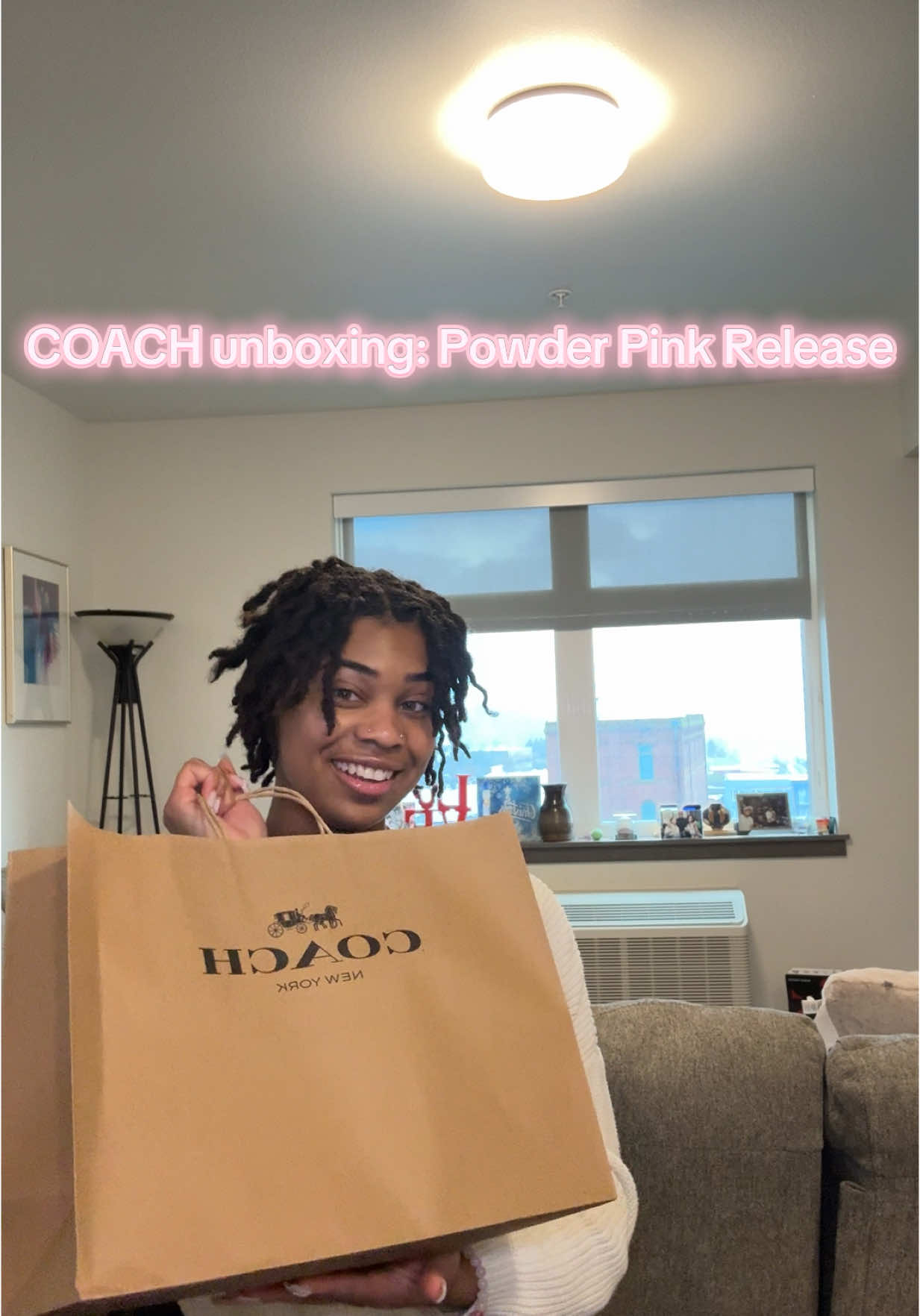 Now this was a collection I COULDN’T miss 🌸💕👛 I love the color pink so y’all know I had to get in on this collection 🫶🏽 @Coach #coach #powderpink #contentcreator #smallinfluencer #seattleinfluencer #blackcontentcreator #pursetok 