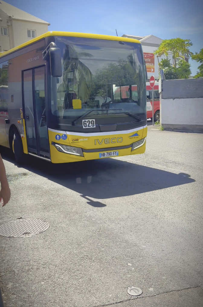 💛 #bus #busspotter #bus974 #iledelareunion #lareunion #974 #fanbus #passionbus #iveco #ivecobus #carjaune 