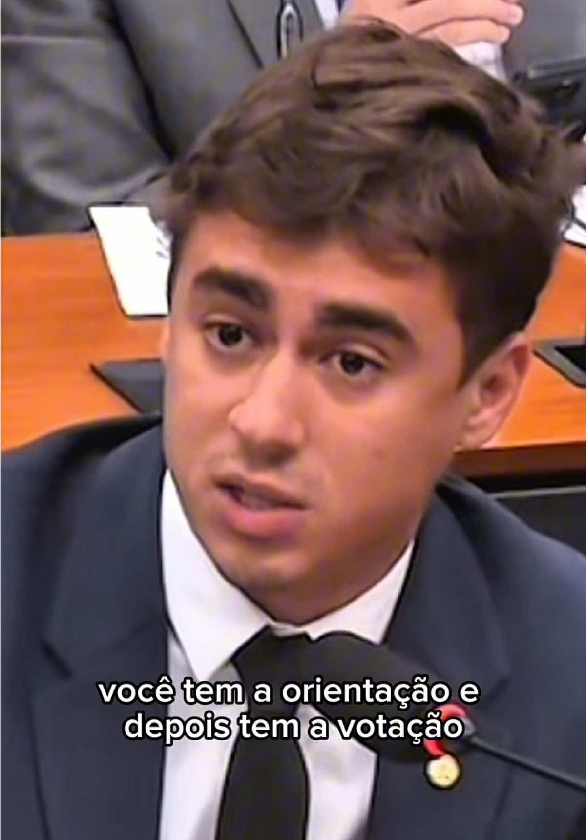 Nikolas atropela deputado da esquerda no plenário da comissão. @Nikolas Ferreira #NikolasFerreira #esquerda 