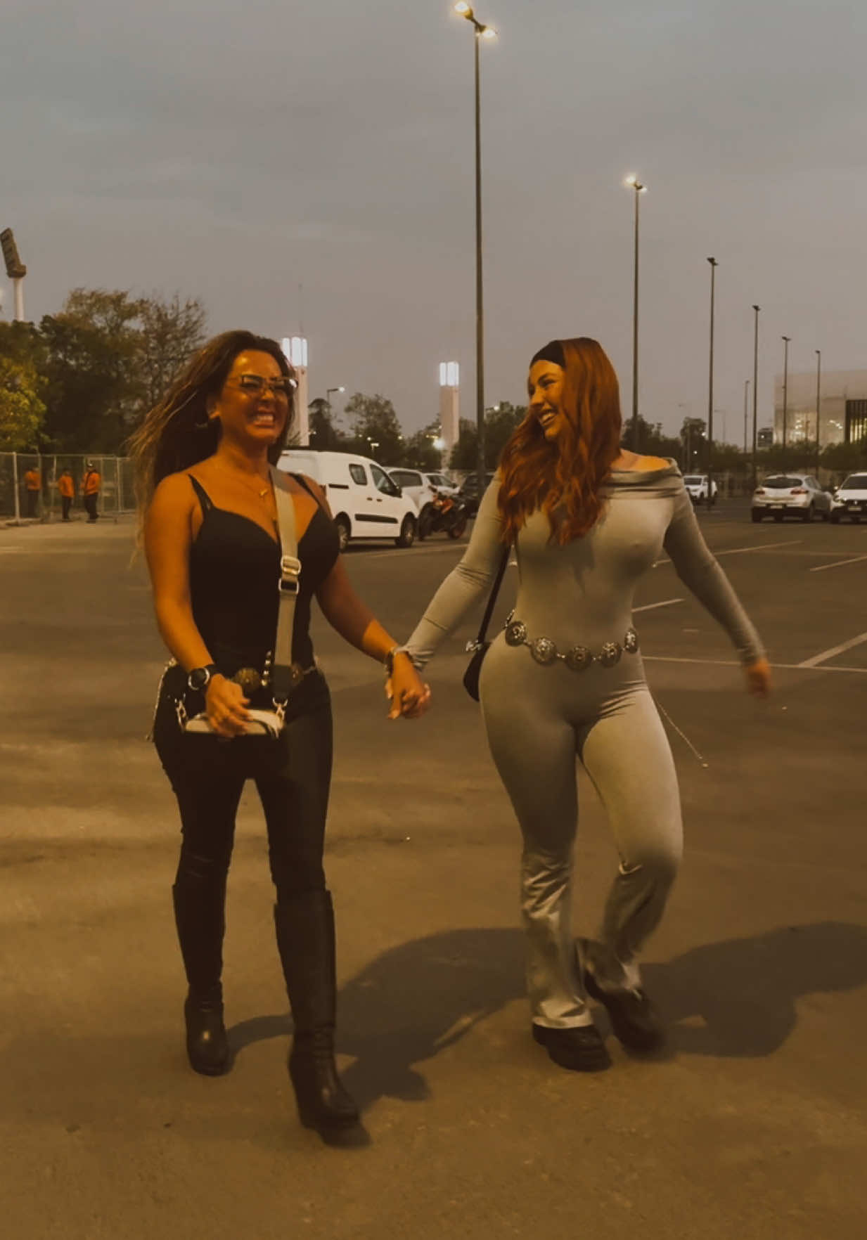 Recuerdan cuando le regalé las entradas para el concierto de @Shakira a mi mamá? 🥹 el sábado llegó el día! Y aquí estamos con nuestro outfit de loba cumpliendo su sueño 🐺❤️ lo pasamos espectacular 🫶 #paratii #chile #trendingvideo #paratiiiiiiiiiiiiiiiiiiiiiiiiiiiiiii #fyp #shakira 