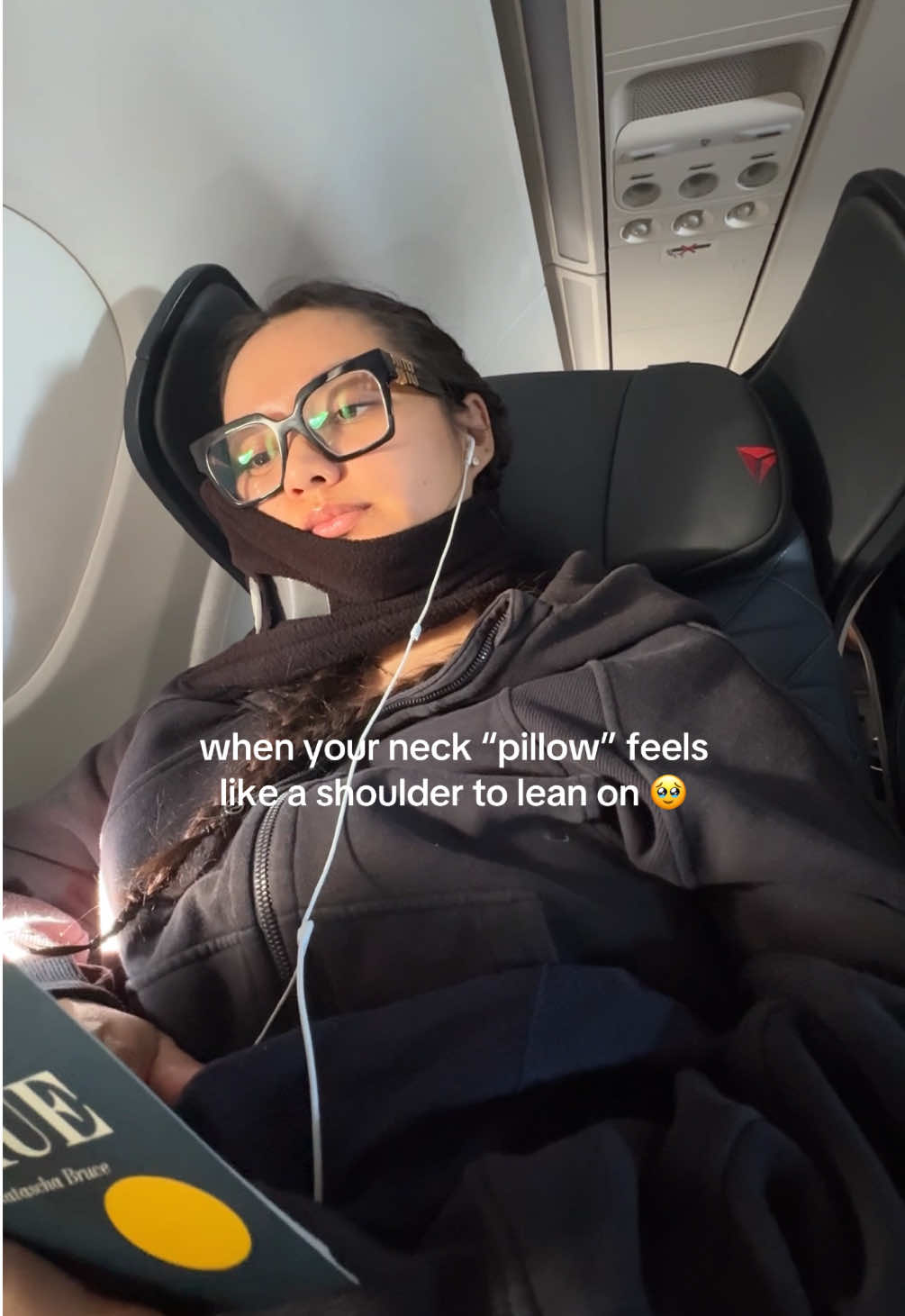 But fr im so so comfy using this. Im bringing it EVERYWHERE #traveltiktok #travelessentials #flightessentials #traveltips #travelhacks 