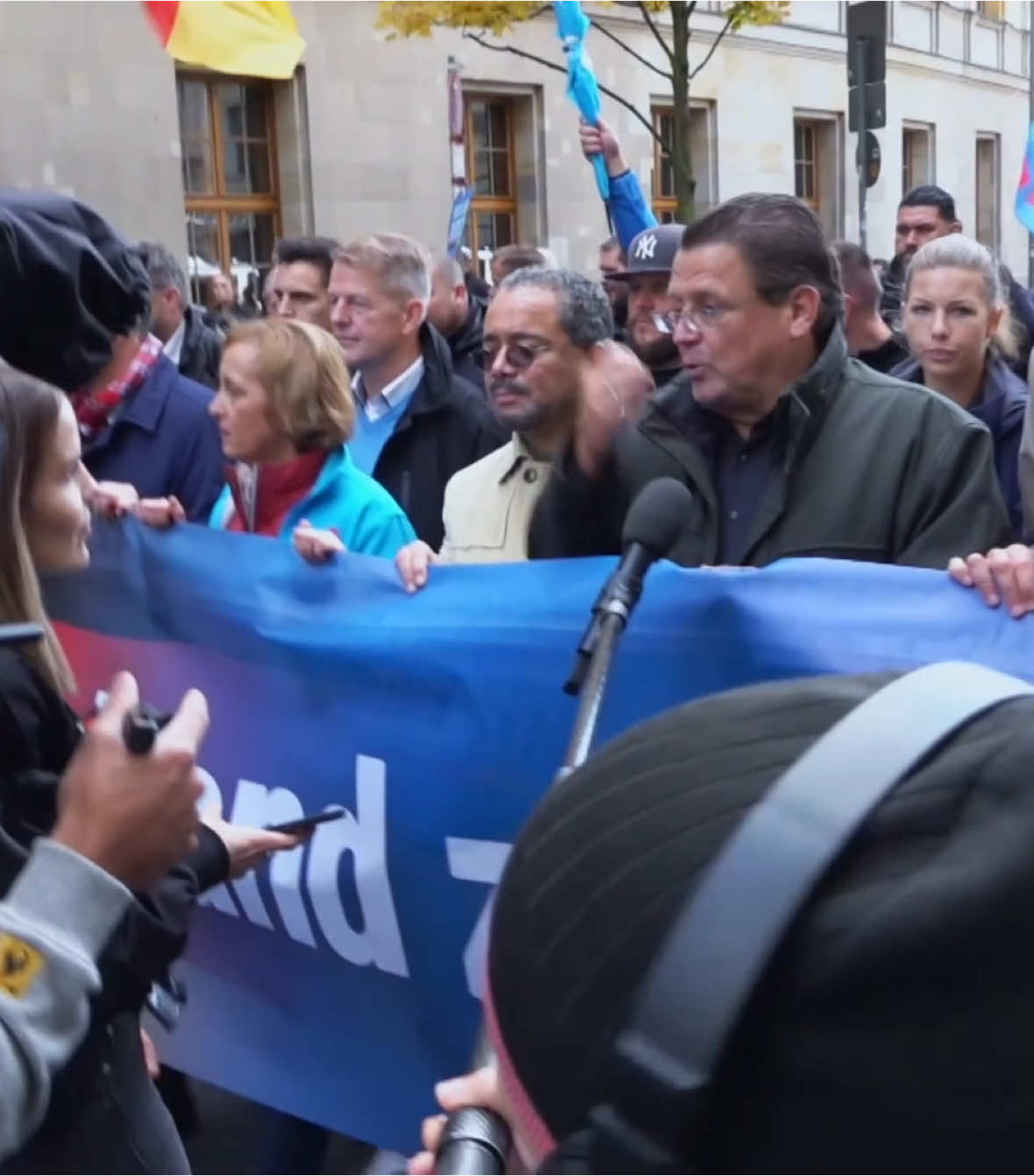 Die AfD ist laut Umfragen jetzt das erste Mal stärkste Kraft. Wofür diese Partei steht, zeigt folgende Szene auf verschiedenen Ebenen: Einschränkung der Pressefreiheit, populistische Angstrhetorik und Umdeutung von Begriffen, nationalistisches und fremdenfeindliches Gedankengut.  Was denkt ihr: Kann es passieren, dass wir in vier Jahren von einer in Teilen rechtsextremen Partei regiert werden?