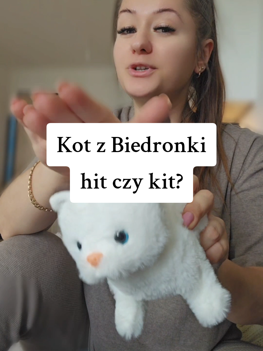 😶 no mogło być lepiej, co prawda mała kotkiem się bawi, ale bez włączania, bo tak jak w poprzednim przypadku, dźwięk jej kompletnie nie pasuje 😭😶‍🌫️ #zabawkidladzieci #interaktywnezabawki #kotek #macierzyństwo #mamaicórka #zabawki 