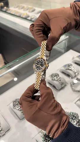 £15,750 – Available now ROYAL WINDSOR WATCHES Model: Rolex GMT-Master II “Zombie” Reference: 126710GRNR Year: 2024 Material: Stainless Steel Box: ✅ Yes Papers: ✅ Yes Condition: ⭐ Like new – barely worn, sharp and clean 📦 Next-day delivery available – tracked, insured & signed for 🏬 Visit us in-store: 14 High Street, Windsor, SL4 1LD (opposite Windsor Castle) 🔁 We buy, sell & trade luxury watches daily 📲 WhatsApp or call: 07481 488488 🌐 Website: www.royalwindsorwatches.com 📸 Instagram: @royalwindsorwatches_ 📘 Facebook: Royal Windsor Watches 🎥 TikTok: @royalwindsorwatches #rolex #rolexgmt #rolexzombie #gmtzombie #rolexdealer #luxurywatches #windsor #royalwindsorwatches #watchtok #watchcollector #rolexforsale #gmtmasterii #watchgang #watchcommunity