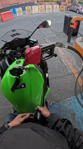 Ya parale, ni que fuera agua 😂 #gasolina #bikers #humor #comedia #kawasaki 