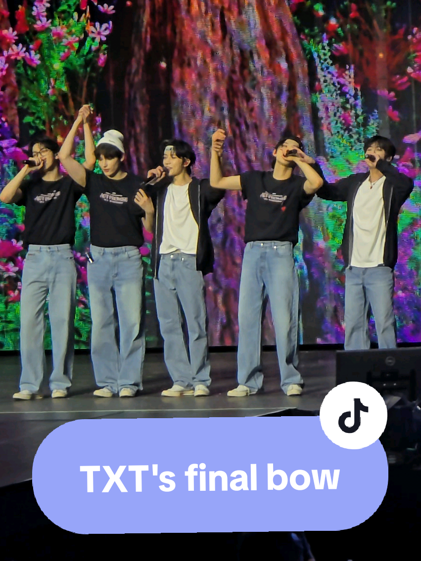 [250401] Tomorrow x Together's final bow 🩵 (live in Amsterdam) #투모로우바이투게더 #TomorrowxTogether #tubatu #TOMORROW_X_TOGETHER #TXT #ACT_PROMISE_EP2 #TXT_TOUR_ACTPROMISE_EP2 #kpop #kpopconcert @TOMORROW X TOGETHER 