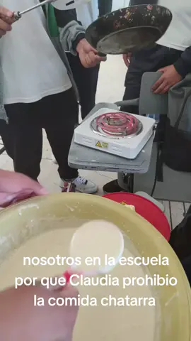 🥞 Por hambre no sufrimos: con parrilla eléctrica y sartén, estudiantes de secundaria se hicieron unos hot cakes en plena clase, como alternativa a la prohibición de alimentos chatarra en escuelas de México. . . #Reel #Video #México #NoticiasMéxico #ComidaChatarra #fyi #fyp #Viral #ParaTi