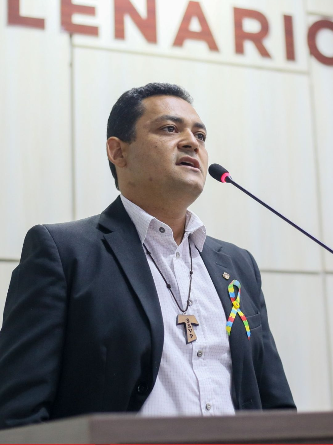 Hoje, na tribuna, dei voz a uma situação que infelizmente representa o que muitos vivem no dia a dia: a burocracia desumanizada e o descaso com quem mais precisa do poder público. Uma senhora me procurou para relatar o drama que enfrenta há anos com um problema simples de ser resolvido. Entre empurrões da Enel e da Secretaria de Infraestrutura, ela nunca teve sua demanda atendida. Nem mesmo o direito de protocolar um ofício lhe foi garantido. Isso revela algo maior: o adoecimento do serviço público.  Quando os servidores não são valorizados, quando não há investimento em condições dignas de trabalho, o resultado é um atendimento frio, desrespeitoso e ineficiente.  📢 Nosso mandato segue comprometido em quebrar esse ciclo. Lutamos por um serviço público que respeite tanto o cidadão quanto quem trabalha por ele. É possível, sim, construir uma gestão mais humana, justa e eficaz — mas isso exige coragem, empatia e compromisso real com a mudança.  🤝 Vamos juntos? #mandatopopular✊🏼✊🏾✊🏿 #VozDoPovo #MichaelMartins #PorUmaCidadeMelhor