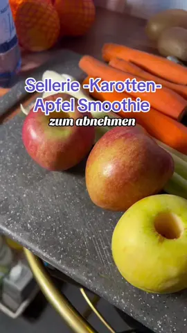 Dieser Smoothie sollte für 2 reichen Also teilt ihn am besten so auf... 🫶🏾 . #smoothies #abnehmen #greensmoothie #smoothiediet #abnehmenmitsmoothies . . Rezept: 3 Stangensellerie 4 Karotten 3 Äpfel