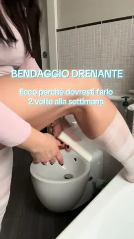 BENDAGGIO DRENANTE💦 un trattamento urto che puoi fare a casa tua, avendo numerosi benefici soltanto dopo un’applicazione!!  . Eccone solo alcuni: 👉🏻 favorisci il drenaggio dei liquidi 👉🏻 perdita di cm immediata  👉🏻 attivi il microcircolo …… guarda il 📹 per scoprire gli altri👀 . . #bendaggiodrenante #estetica #estetista #ritenzioneidrica 