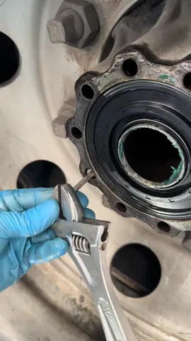 Extracción de perno roto #cuersoonline #mecanicaautomotriz #mecanica #aprende #ingenieria #autos #herramientas #hino 