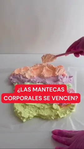 📌 ¿CUÁNTO DURAN LAS MANTEQUITAS Y EXFOLIANTES NATURALES? Te cuento lo que nadie te dice 👀⬇️ 🧴 MANTECA CORPORAL (sin agua): dura entre 6 y 12 meses. 🧂 EXFOLIANTES con azúcar/sal y aceites: hasta 6 meses bien conservados. 📌 Tips para que duren más: ✅ Usá envases herméticos ✅ NO metas los dedos mojados (usá espátula) ✅ Guardalos en lugar fresco y seco ✅ Agregá vitamina E o extracto de romero como antioxidante natural 💡 ¿Querés aprender a conservar, etiquetar y rotular como una profesional? Comentá INFO y te muestro cómo hacerlo fácil y sin errores 😉 #cosmeticanatural #emprenderdesdecasa #mantecascorporales #exfoliantesnaturales #conservacionnatural