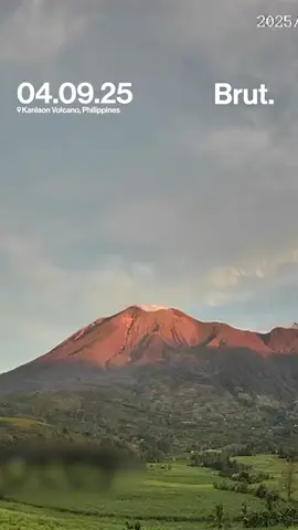 The Kanlaon Volcano on Negros Island in the Philippines erupted this Tuesday, causing 14 seismic events and leading the Philippine Institute of Volcanology and Seismology (PHIVOLCS) to raise the alert to Level Three. This alert advises those within a six-kilometer radius of the summit to evacuate due to potential dangers. The eruption sent smoke up to 4,000 meters and prompted ashfall warnings for nearby areas including Barangays Cubay, San Miguel, La Granja, and La Carlota. Authorities warned residents of multiple hazards, including explosive eruptions, lava flows, ashfall, rockfalls, lahars during heavy rains, and pyroclastic flows. #volcano #explosion #volcanos #philippines #crazy