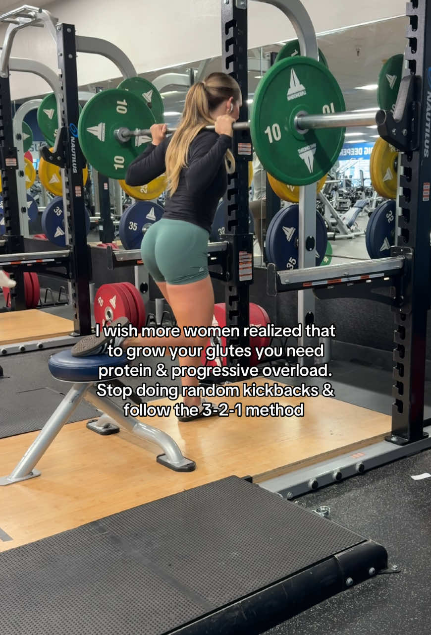 3 leg days, 2 upper, 1 mobility / cardio day My program that follows this structure is in my b!o, try is out a week fr33 to see how you like it 💖