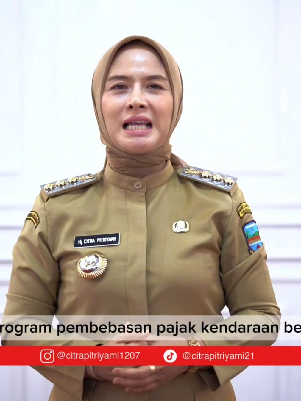 Saya mengajak seluruh warga Pangandaran untuk menyukseskan program pembebasan pajak kendaraan bermotor tahun pertama yang merupakan kebijakan baru dari Bapak Gubernur Jawa Barat. Program ini berlaku bagi masyarakat yang melakukan mutasi kendaraan dari luar Provinsi Jawa Barat ke wilayah Jawa Barat, khususnya ke Kabupaten Pangandaran. Periode pelaksanaan: 9 April – 30 Juni 2025. Bagi warga yang masih menggunakan kendaraan dengan plat nomor luar Jabar, ayo segera lakukan mutasi dan balik nama ke Pangandaran. Manfaatkan kebijakan ini sebaik-baiknya! Pajakmu untuk Jawa Baratmu. Jabar Istimewa, Pangandaran Melesat.