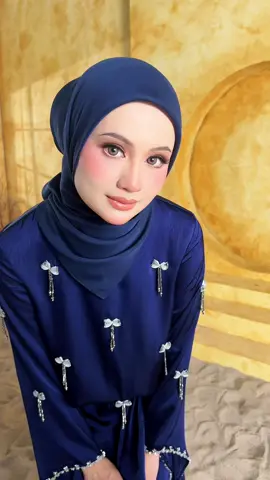 Agitchew cantik dia wak🥹🤭 . Vera in dark blue kita RM50 OFF wak dah beli belum baju nak pi open house🙈 #shawlpublika #fypシ #raya2025 #bajuraya #slaysaraya2025 
