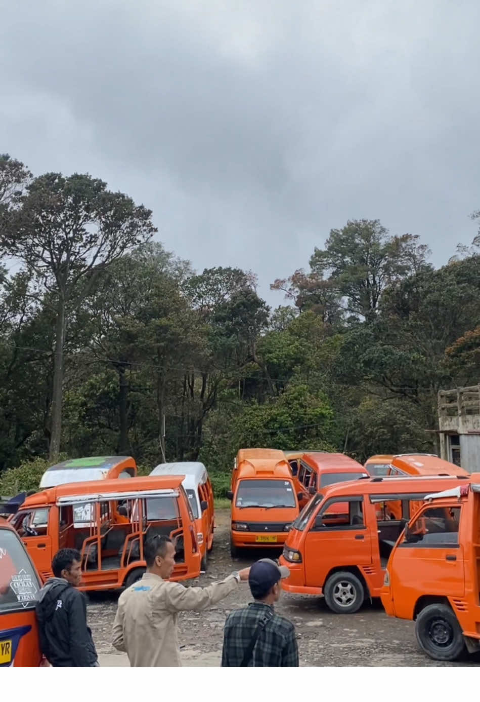Vibesnya kaya di terminal angkot 🤭 #CapCut #liburan #liburanseru #fypツ #fyppppppppppppppppppppppp #kawahputih #sunanibu #ontanganting #ontangantingkawahputih #ciwidey #ciwideypoenyacerita #rancabali #bandung #liburanbandung 