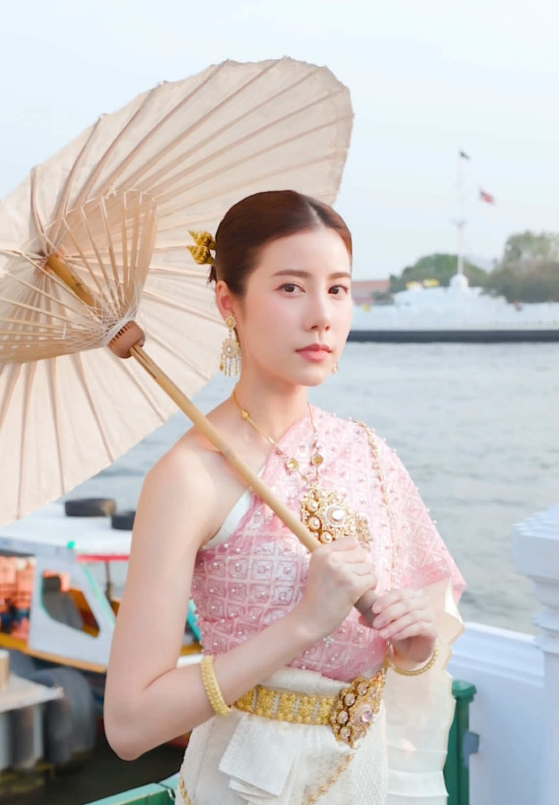 ผิวสวย เหมือนโดนสะกด ไม่ว่าใครก็ต้องหลงรัก 🌞🩷💙 @Esthersupree @Kenphupoom  Dress by @Barle Photo Studio  #songkran #สงกรานต์2025 #เอสเธอร์ #เคนภูภูมิ #เคนเอสเธอร์ #kentherthailand #sthercollagen #kenthercollagen #kennercollagen #bangkok #เปิดการมองเห็น 