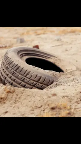 The tires are fine, they're killing people, and they're targeting a pretty girl #fyp #fypシ #movie #film #foryou #viraltiktok #viralvideo #tiktok #filmcommentary #movieexplained #tvshowrecap #underrated #mustwatch #classichollywood #arthousecinema #SuspenseMovieRecap #MysteryMovieAnalysis #CriminalMysteryExplained #TrueCrimeInMovies