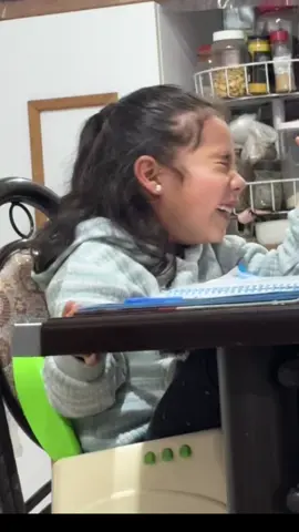 Mi sobrina haciendo tarea, no sabe si reír o llorar 😭🤣 #sibrina #tareas #humor 
