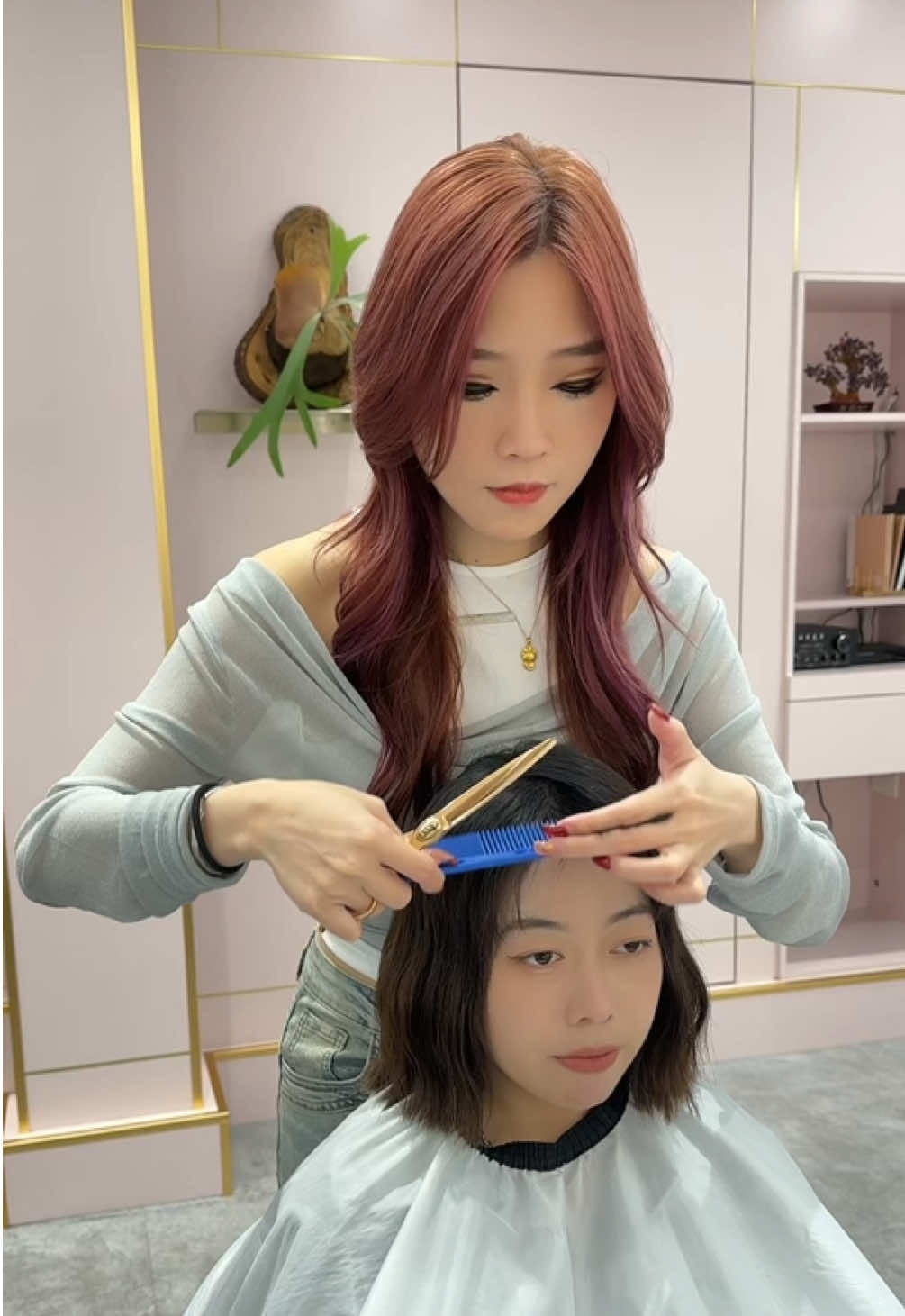 尷尬的瞬間 Design @trend_yvonne_ @trend_abby  TREND HAIR｜設計師招募中 在穩定中成長，在專業中發光。 TREND 提供完整教育系統與自媒體資源， 讓你專注於設計本質，創造屬於你的風格舞台。 ・高流量品牌｜專屬助理1:1 ・每年20堂內訓課程｜萬元外訓補助 ・週休二日｜年終獎金｜育兒補助最高63萬 現在，就是你轉變的最好時機。 與我們一起，走在趨勢的最前端。 #上班系列#閒聊  #短影片 #分享 #朋友 #面子 #錢  #搞笑 #系列 #tiktok #抖音上瘾  #設計師 #板橋#幽默 #TREND #2024#髮廊#T傳媒 #日常#職場#有趣
