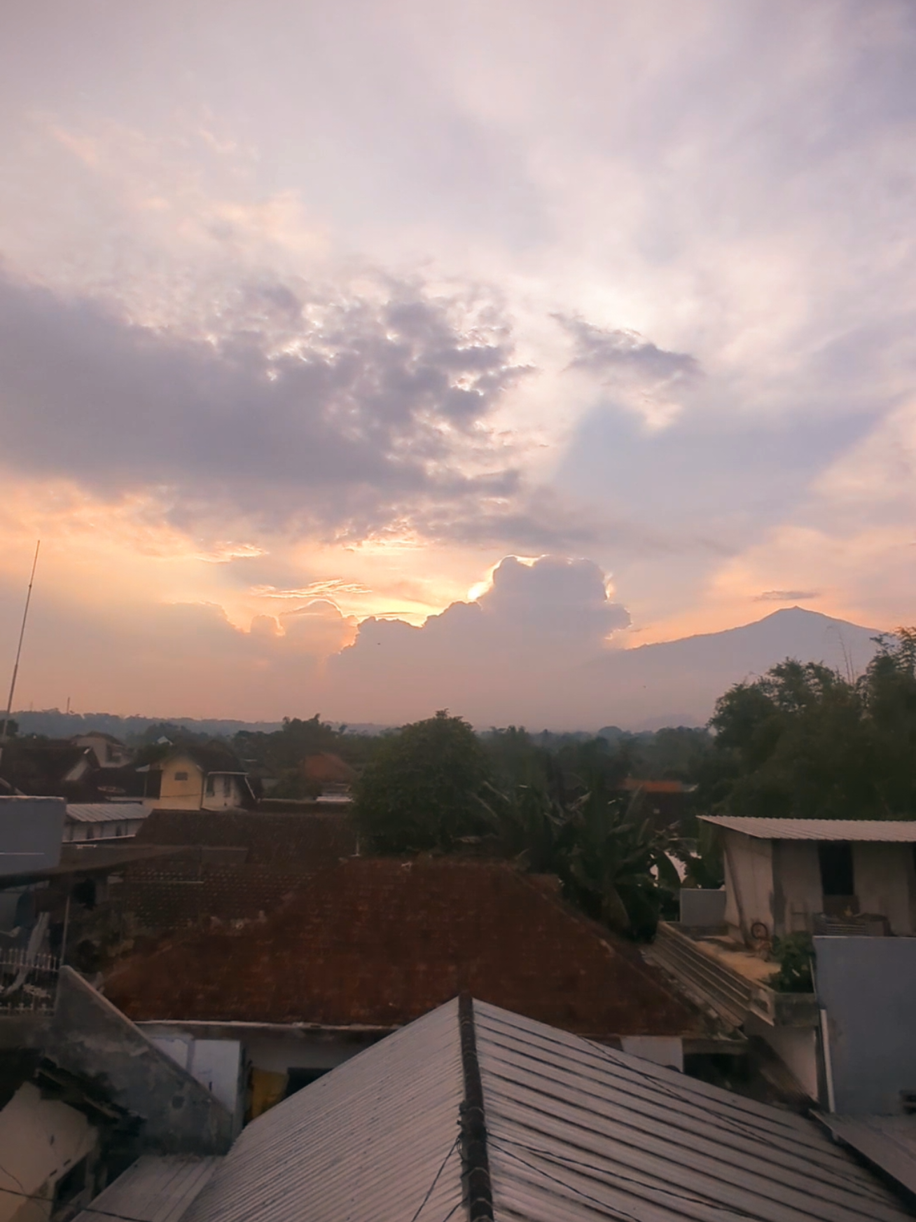Boleh ambil buat background video kalian. Pe manda langit dari atap rumah disore hari. #backgroundvideo #langit #senja #backsound #sky 