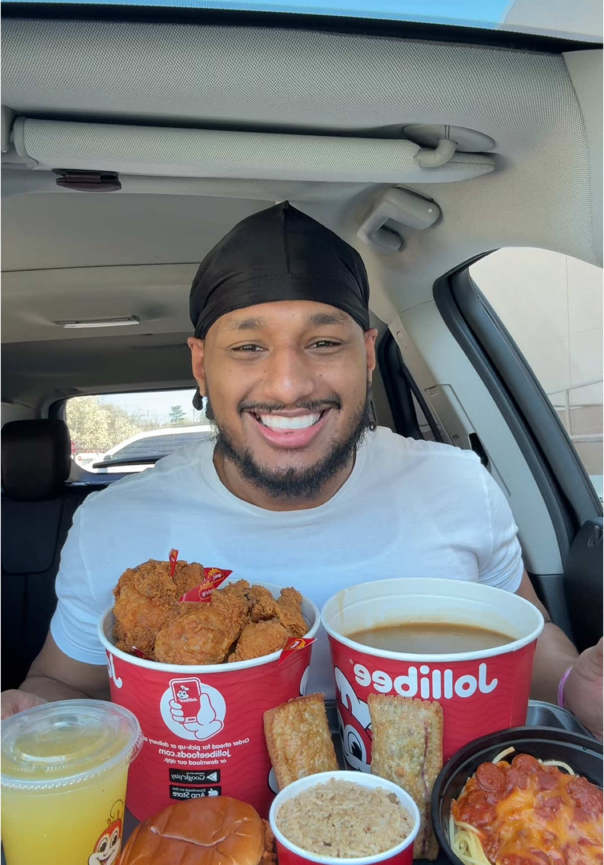 Trying Jollibee for the first time! @Jollibee 🍗🇵🇭 #jollibee #jollibeemukbang #jollibeespaghetti #jollibeegravy #jollibeetiktok #filipino #filipinofood #filipinotiktok #filipinos #filipinospaghetti #🇵🇭 #friedchicken #gravy #fypシ #fypシ゚viral #fyp #foryoupage #Foodie #foodtiktok #FoodTok #asmr #review #fastfood #jollibeechickenjoy #eating #phillytiktok #phillytok 