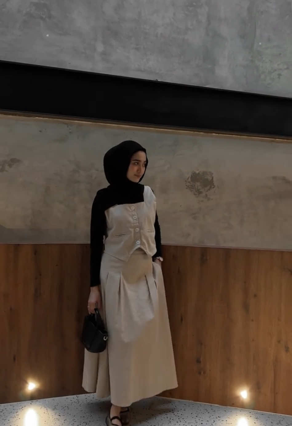 Nongki santai pake Oneset vest ini gak kalah keren beb 🤪 #outfitideas #ootdhijabstyle #ootdfashion 