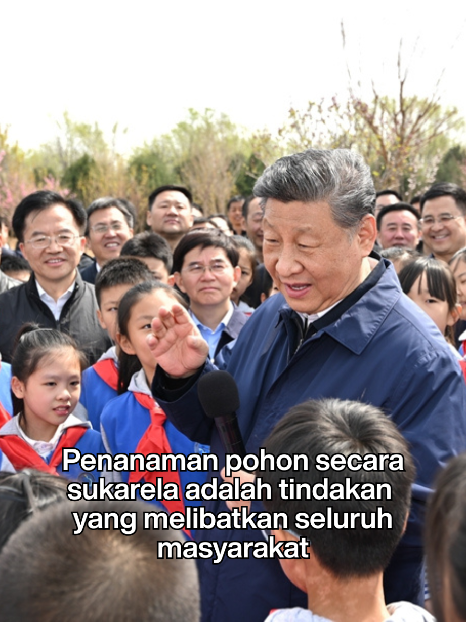 Xi bersama masyarakat setempat ikut serta dalam kegiatan penanaman pohon secara sukarela di daerah sebelah Sungai Yongding di Distrik Fengtai, Beijing, tanggal 3 Maret. Pada kesempatan itu, Xi menyatakan bahwa penanaman pohon secara sukarela adalah tindakan yang melibatkan seluruh masyarakat, dan harus dilanjutkan generasi demi generasi.  #xijinping #beautifulchina #treeplanting #children #environement #development #future #fyp 