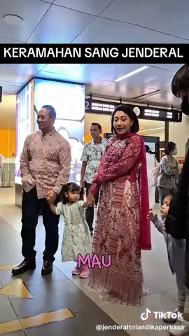 Kapanpun dimanapun kau tetap ramah dan murah senyum #hettyandikaperkasa #andikaperkasa 