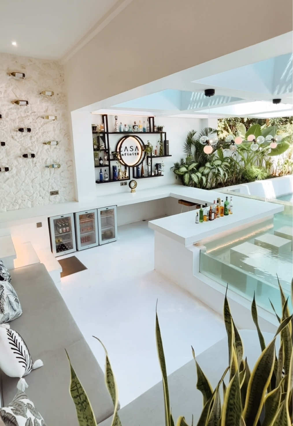 When the tranquil rice fields of Canggu meet ultra modern architecture you know the combinations will be second to none… experience all that is Casa Infinito Bali when you book your luxury stay with us 🤩 #bali #discover #canggu #islandlife #beautufuldestinations #architecture #exclusive #travel #resortsandhotels #villa #Lifestyle 