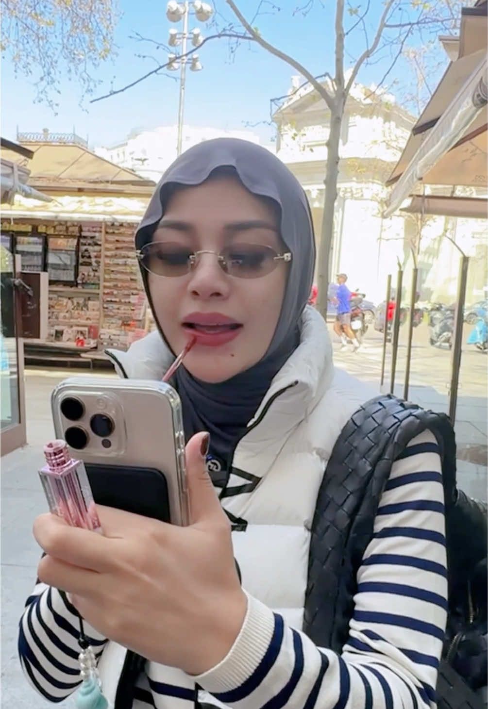 Challenge pakai Liplast Next Level dari @Hanasui Official seharian! Makan sebanyak ituu, masih tetep stay dong! 😍 #HanasuiNextLevel #Hanasui