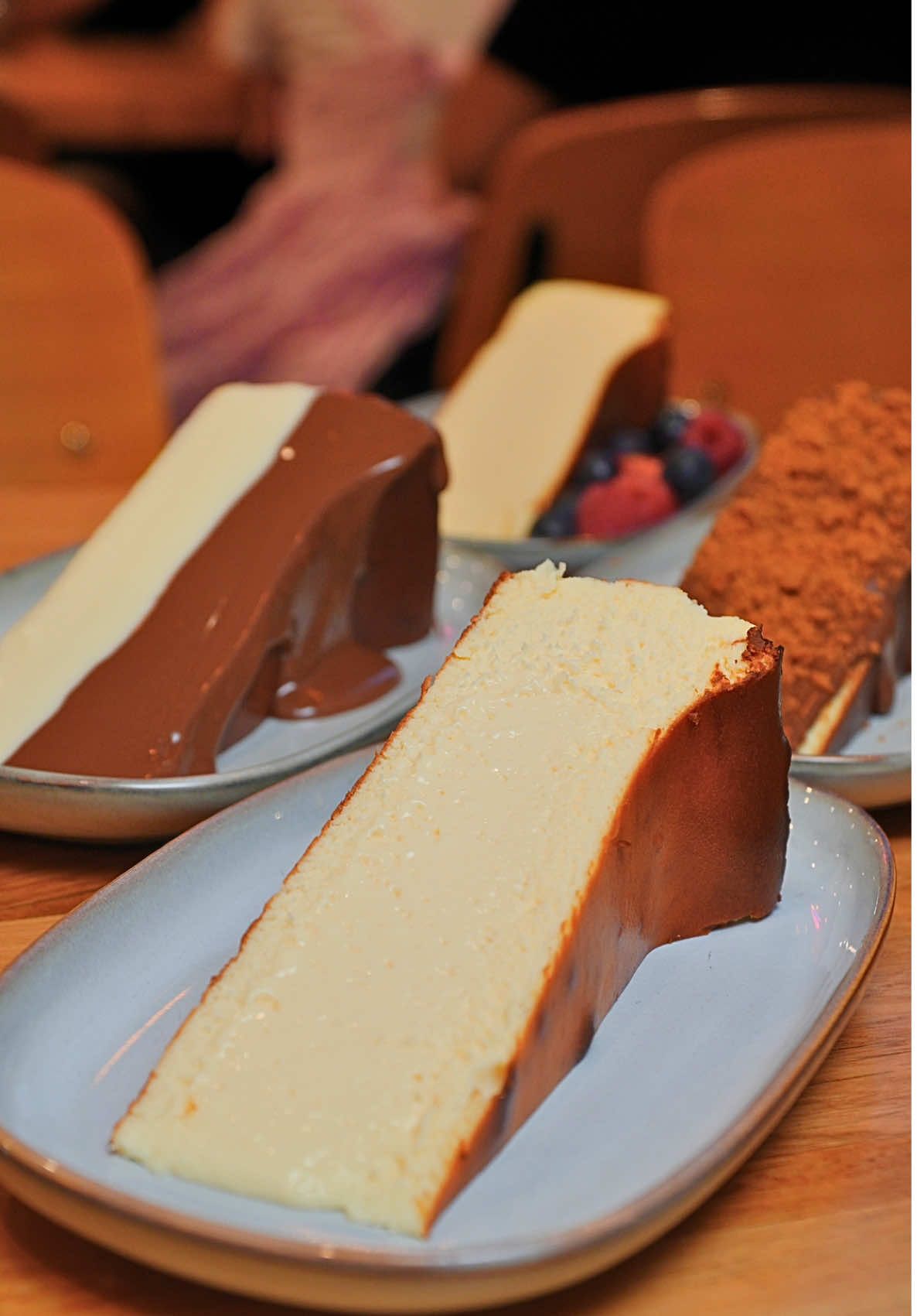 Karomi’s viral San Sebasitan Cheesecake 🍰🍫 #sansebastiancheesecake #dessert #karomidesserts #karomilokma #viral #melbournedessert #melbournedesserts #melbourne #australia #basquecheesecake #halalfood 