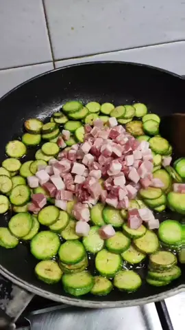 Ottimo Condimento per un bel piatto di Pasta  Scolate la pasta che preferite molto al dente e fatela finire di cuocere saltandola bene in questo sughetto..alla fine una bella grattugiata di parmigiano ed ecco un primo veloce e  molto molto saporito 😋😋😋 #primopiatto #piattounico #primoitaliano #cucinaitaliana 