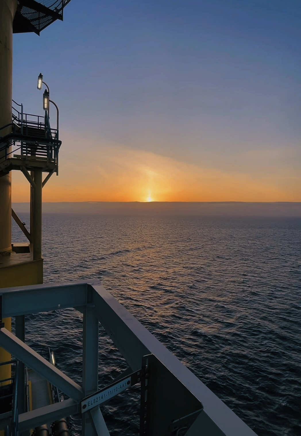 🌅🤍 #offshore #offshorelife #ocean #sundown 