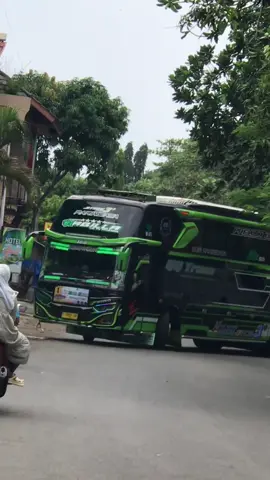 dipastikan rahma akan menyepam nada ini 💃🏻🔥 #huntingbus📸 #pantaipangandaran @tomi rahma nursyifa02 @andry_winspector 
