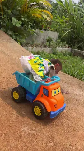 Khỉ con Moon quyết tâm không rời bình sữa. #khỉ #monkey #conkhi #monkeysoftiktok #thucung #pet #trending #xuhuong 