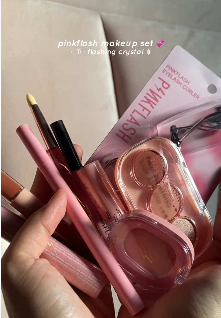 tu hah dapat full set makeup terus 😭💗 yang penting eyeshadow dia lawa 😍