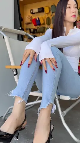 #美女 #极品身材 #街拍美女 #牛仔裤 #紧身牛仔裤 #街拍 