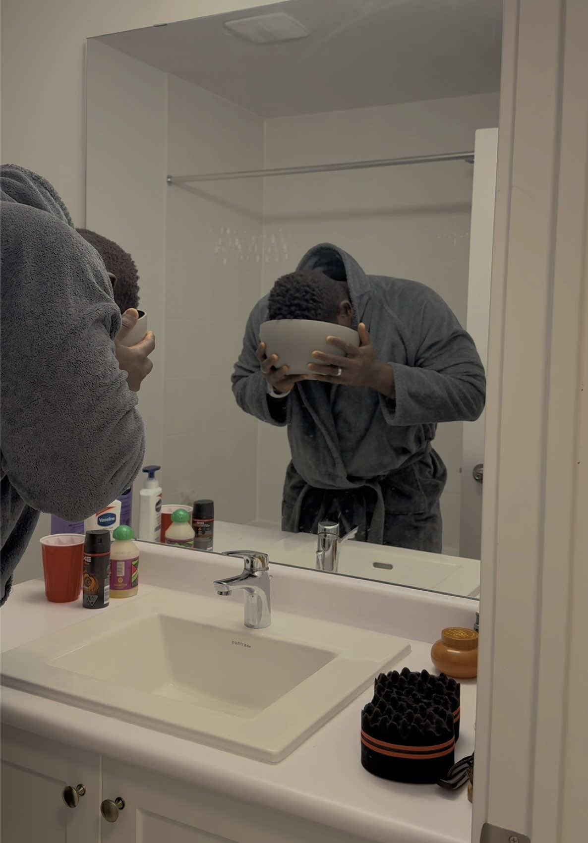 No everyone is going to be proud of you. The person that matter most is that guy you starring at in the mirror… Keep doing you  #keepsupporting #keepgoing #ashtonhall #morningroutine #foryoupage #trendy #5am #discipline #mind #blackmen #proud #mirror 