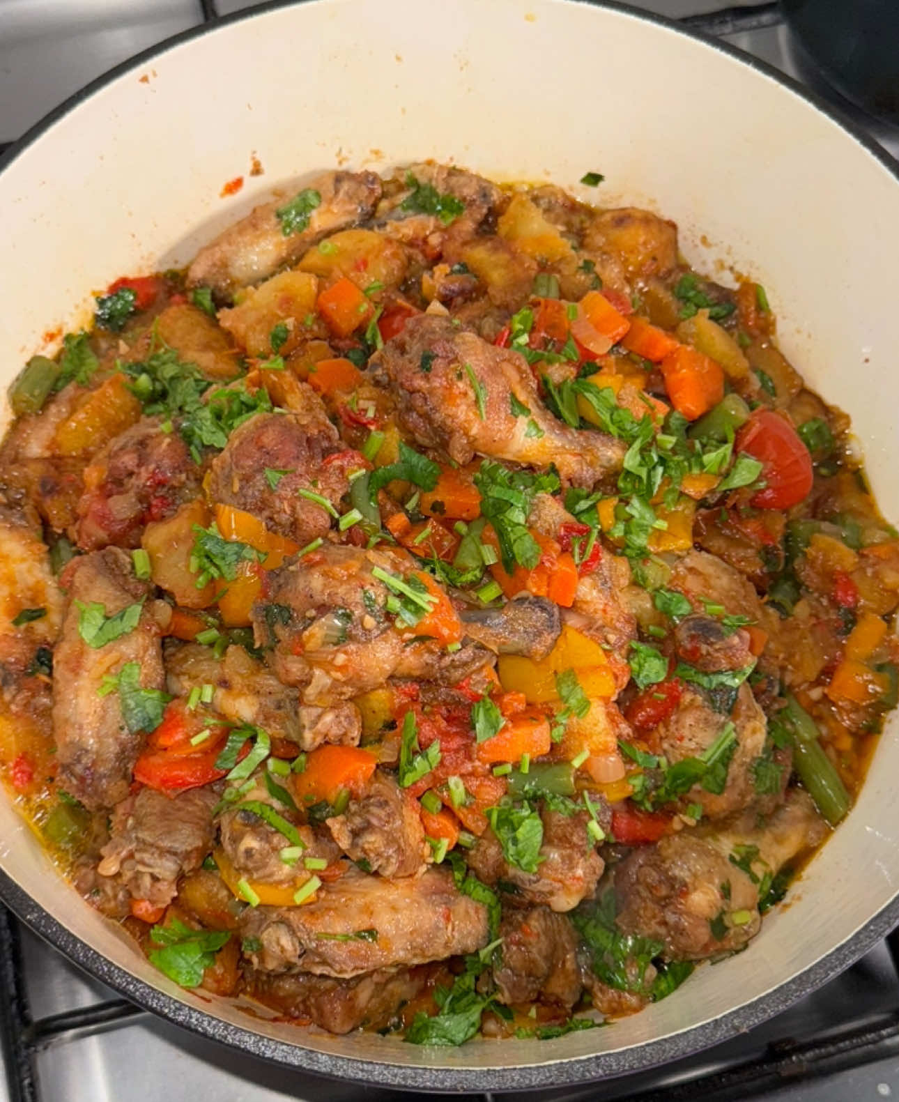 Recette rôti de poulet aux frites de pommes de terre . 📌 Snap : cuisine_marina votre famille avec ce plat savoureux et facile à préparer !  👉🏾 Version détaillée disponible sur ma chaîne YouTube et ma page Facebook : Lacuisinedemarina  Merci  @Amazon @Amazon Influencer Program  pour cette magnifique casserole  🥰🧐 Petite question pour vous :   Préférez vous le poulet dg ou  poulet aux frites de pommes de terre . Dites-moi en commentaire ! #pourtoii #viral_video #foods #cuisine #Recipe #cook #chicken 