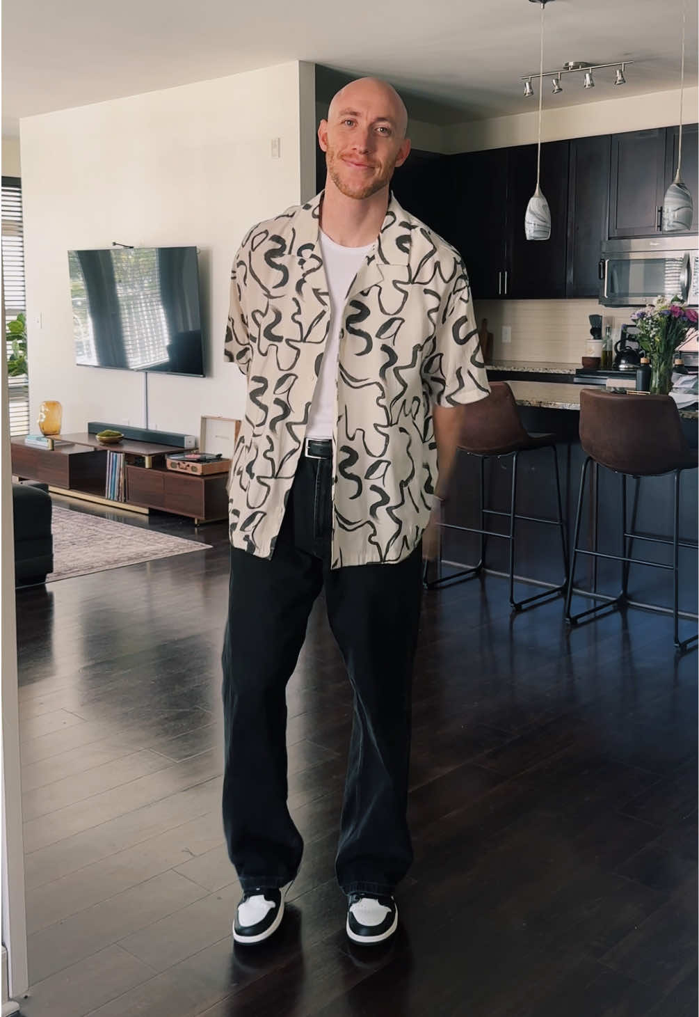 Love the way these baggy jeans look with the mochas. #everydaystyle #jordan1low #baggyjeans #outfitinspo #mensstyle #springmensoutift 