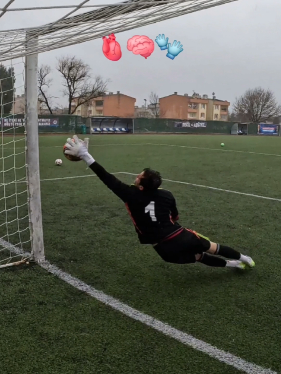 🫀🧠🧤  #viraltiktok #viralvideo #reels #goalkeepersaves #gk #kaleci #futbol⚽️ #footballvideo #footballtiktok #keeper #goalkeeper #football #futbol #goalie 