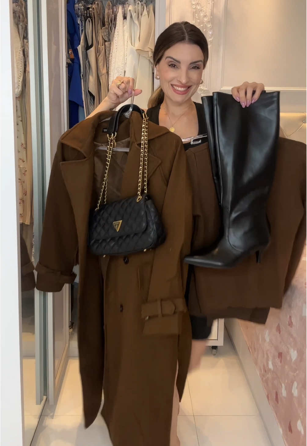 Pode vir frio ⛄️ Look:  @MOTF @dazy_fashion @ANEWSTA @SHEIN @SHEIN Brasil  🔎️localize o código BUZY7 para ver todas minhas escolhas na SHEIN🔥. 💰Use meu cupom 25REFORMAPERRENGUEBR para ter mais 10% de desconto.  IDS: ➡️ BLUSA LÃ FORRADA (peluciada por dentro):  ID: 24961905 ➡️ CALÇA DAZY: ID: 25422770 ➡️ CINTO SHOPEE (parecido): ID: CEF-EFT-BKS ➡️ BOTA MOTF: ID: 28790060 ➡️ CASACO ANEWSTA: ID: 43596570 ➡️ LUVAS FORRADAS: ID: 43920780 ➡️ ÓCULO BURBERRY (loja física)  ➡️ BOLSA GUESS (loja física).  #look #inverno #casaco #sobretudo #trenchcoat #tendência #moda #pantone #marrom #mochamousse #chique #SHEIN #SHEINforAll #outfits