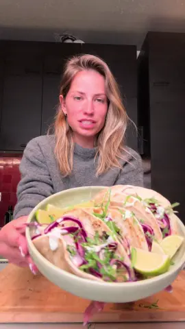 Vis taco🐟 Voor 4 personen: 2 kabeljauwfilets Peper, zout, gerookt paprikapoeder en bloem Maak een slaatje met alles wat je lekker vindt en voeg er 2 eetlepels sesamolie aan toe, 2 koffielepels honing en een koffielepel appelazijn Voor de saus:  - 3 eetlepels skyr of (griekse) yoghurt of kwark of whatever je in huis hebt zolang het maar “natuur” is - 1 goeie koffielepel mosterd - 1 goeie eetlepel mayo - peper en zout - sap van 1/2 citroen - 1 koffielepel gedroogde dragon - een klein handje fijngesneden verse munt