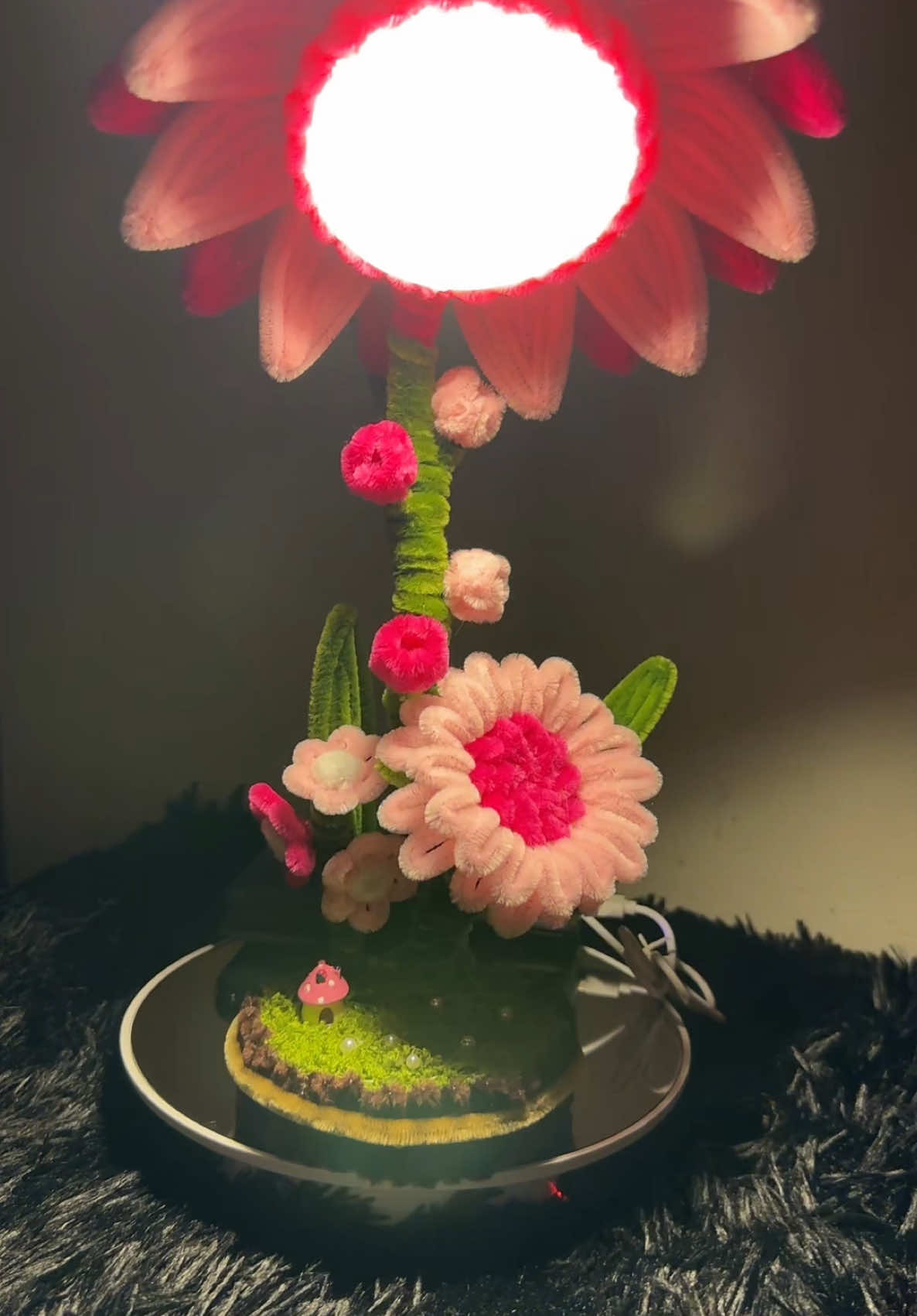 Lampshade 🌸 3-way Dimmable☑️ Touch Control☑️ USB Port☑️ Fairy lights ☑️  #handmadelamp #fuzzywire #flowers #gift #craft #taiwan #handmade #foryou #madetoorder #giftideas 