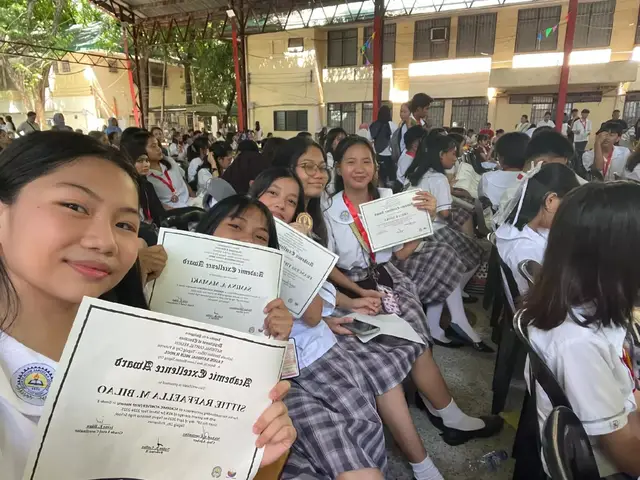 yehey I made it with honor, hopefully by next school year I'll improve my studies even more and remain an honor student😊