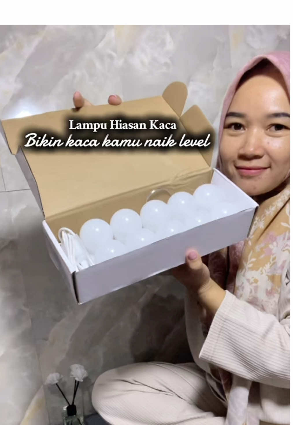 Lampu kaca rias / lampu hiasan kaca terdapat 10 bohlam siap pakai tinggal tempel karna sudah ada lem nya. Warna lampu bisa disesuaikan sesuai dengan kebutuhan. Yuk samaan #lampuhias #lampukaca #lampukacaestetik #lampukacarias #lampurias #makeoverlowbudget #bantuinfypdong #bantuinfyp #fyp #foryoupage 